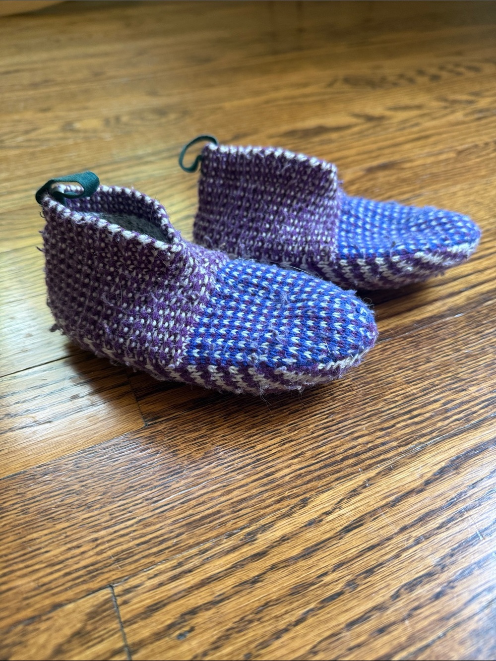 Bombas gripper slippers size 5-7 toddler